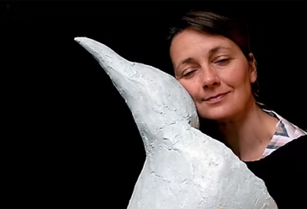 Estelle Reverchon dans son atelier avec une sculpture