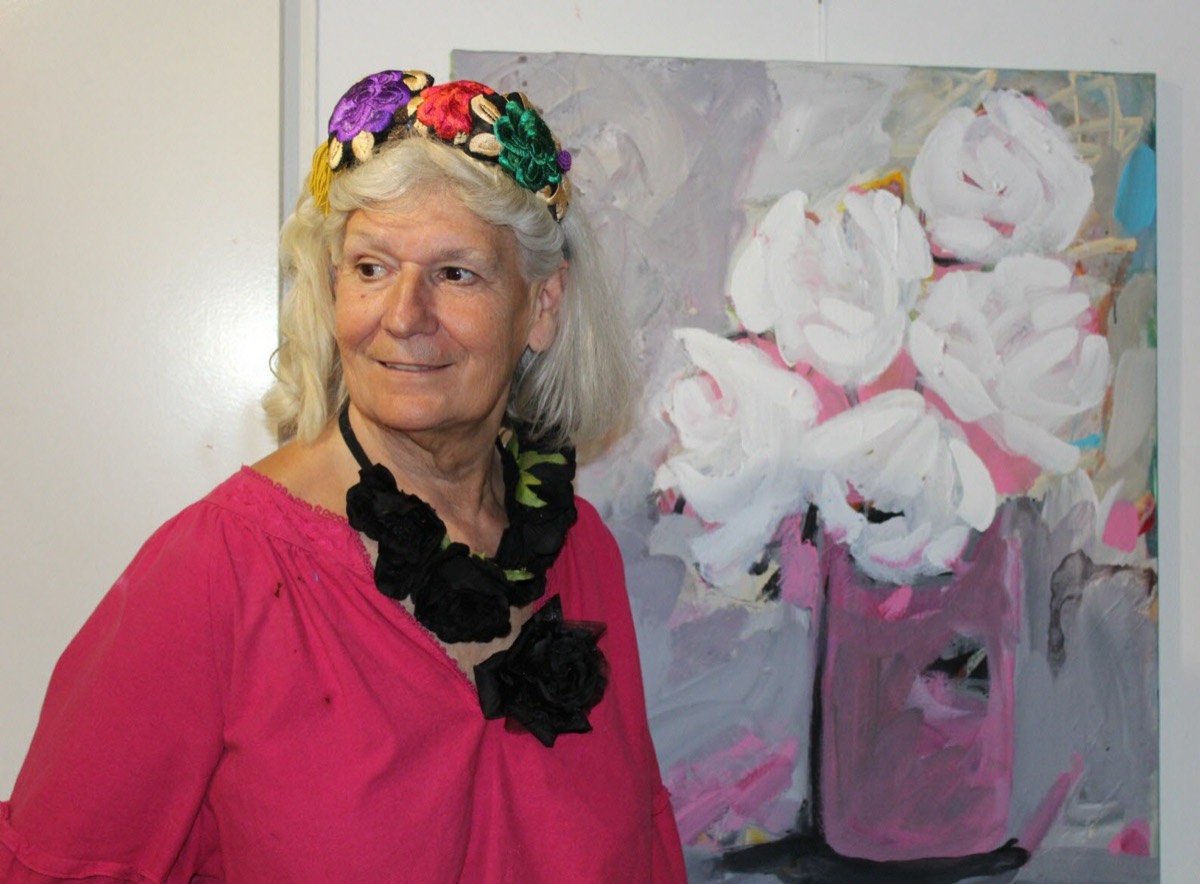 Florence Grenot devant ses peintures