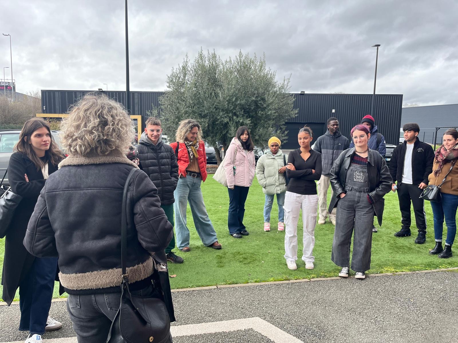 Un groupe de jeunes accueilli sur site, avant le début d'une visite