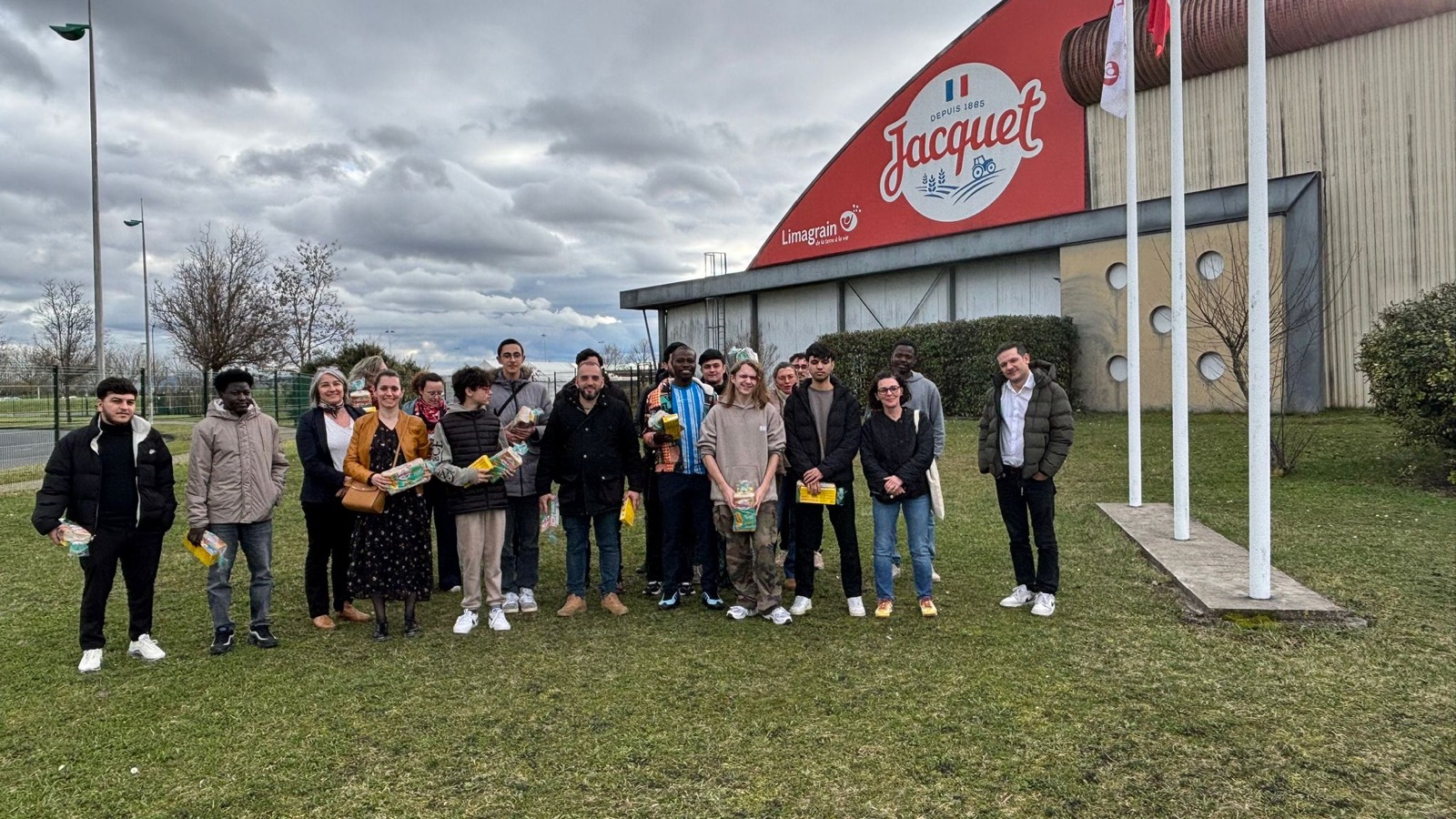 Un groupe de jeunes en visite d'entreprise devant l'usine Jacquet