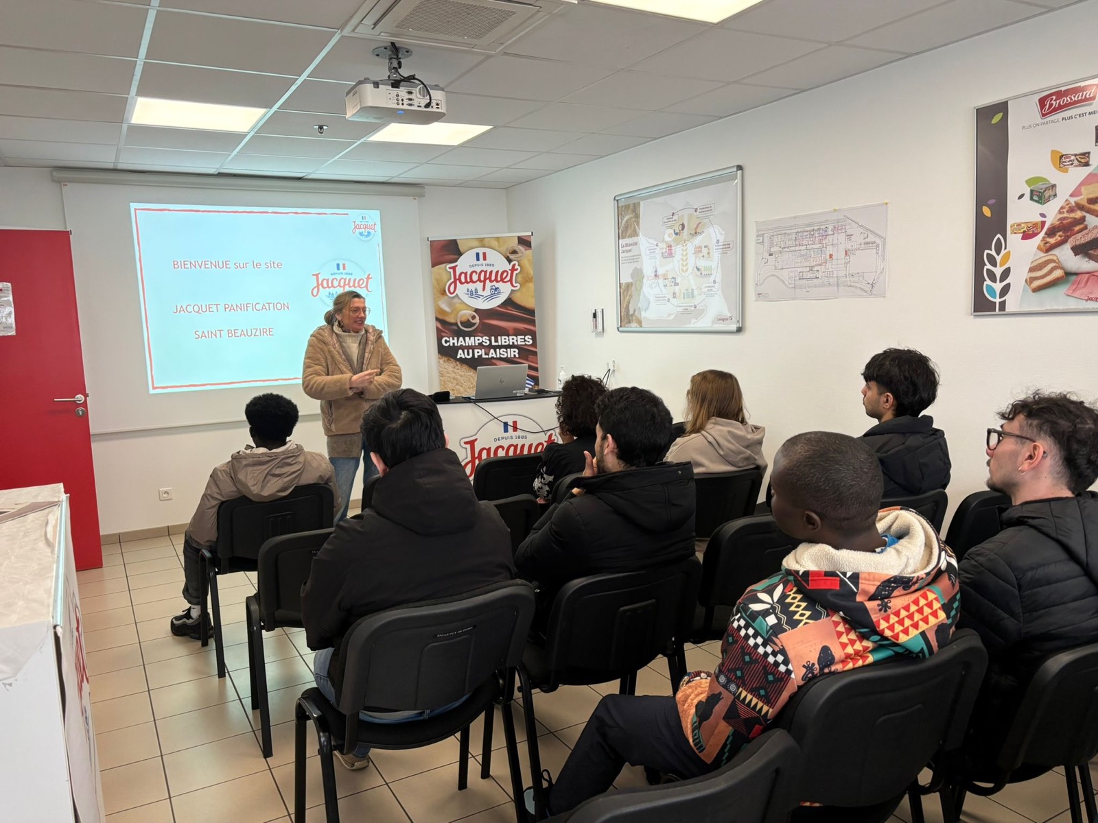 Un groupe de jeunes pendant la présentation d'une entreprise
