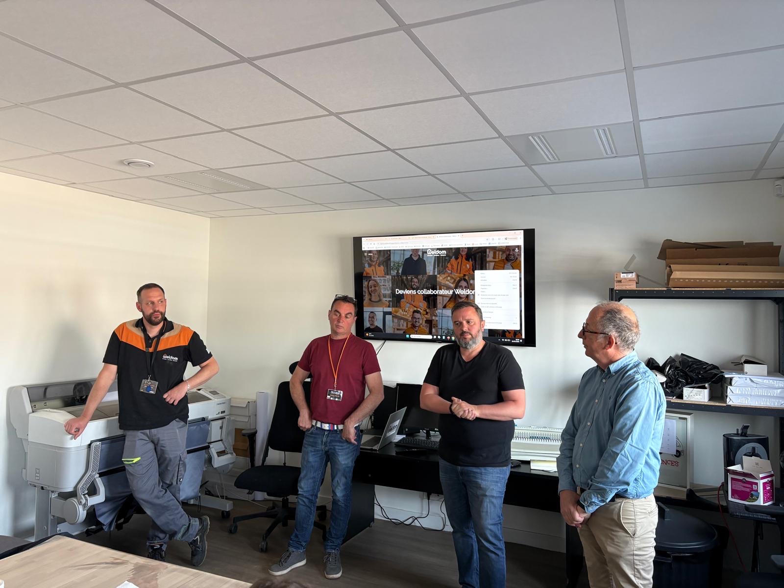Des collaborateurs Weldom présentent leurs métiers lors de la visite