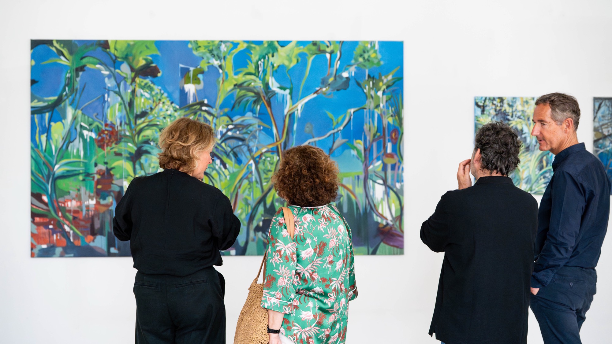 Visiteurs devant une œuvre lors d'une exposition ARTEMS