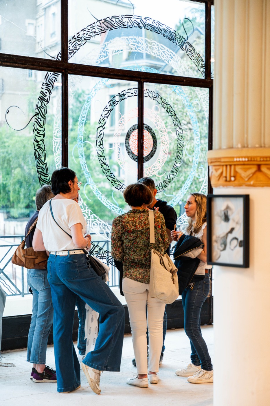 Visiteurs à l'entrée d'une exposition ARTEMS